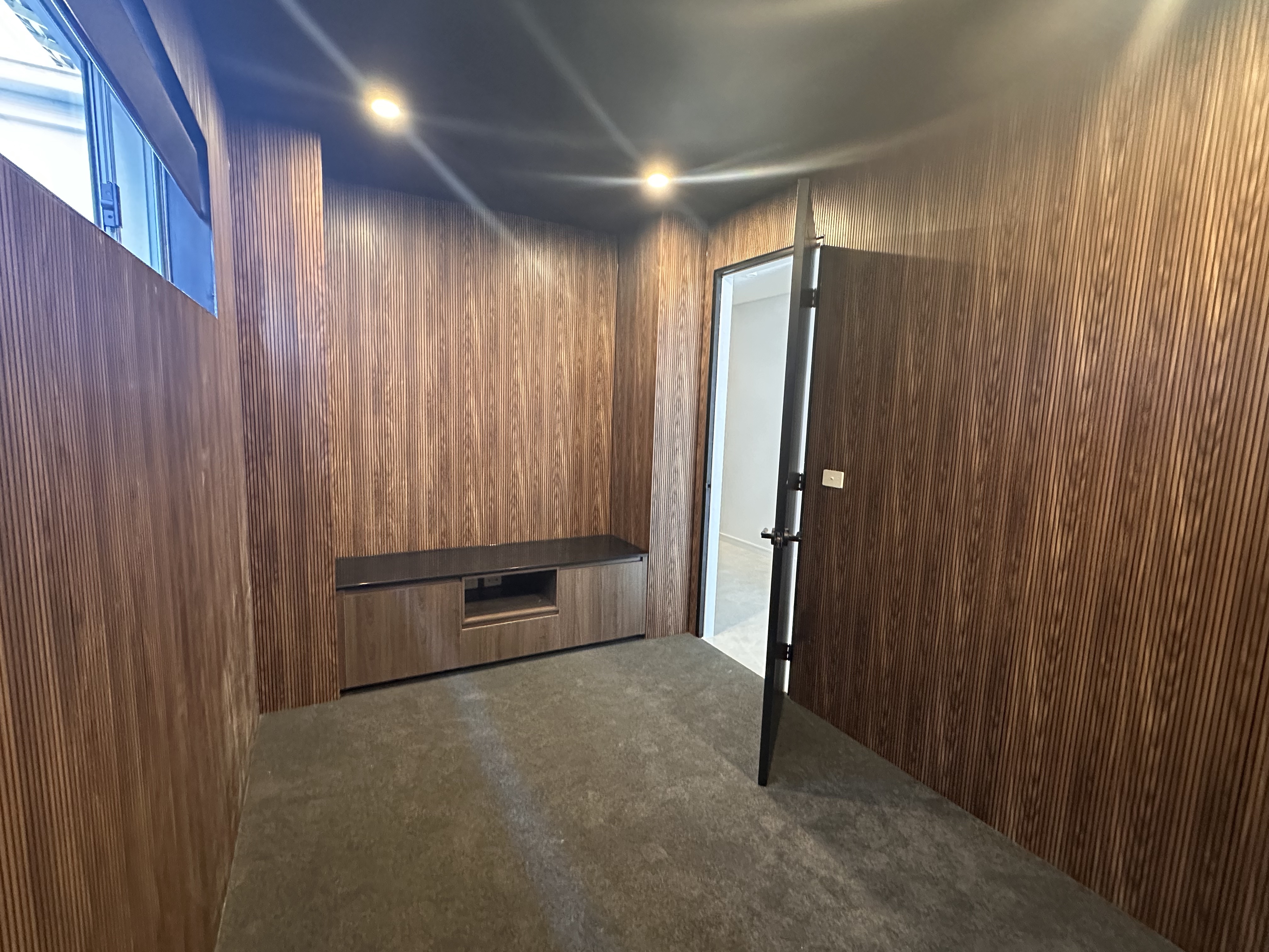 Timber-look SPC Wall Panel Feature Room